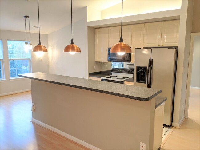 Building Photo - 3rd floor condo in the beautiful Whittier ...
