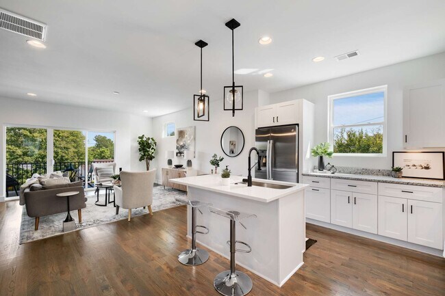 Building Photo - 1806 Lischey Ave