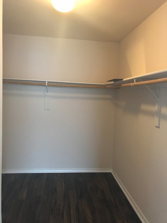 Building Photo - 4/2/2 Fenced yard NORTH LONGVIEW