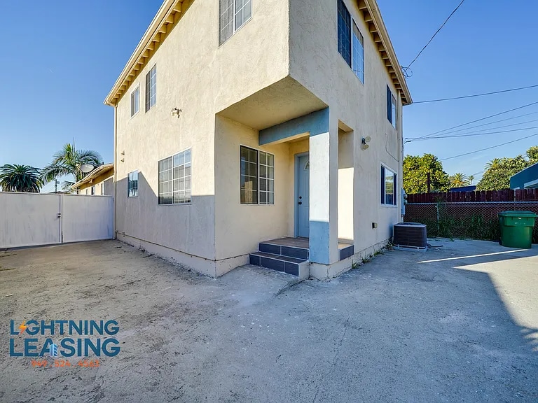 Building Photo - 2134 Cloverdale Ave