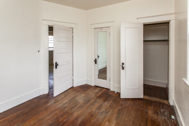 Building Photo - EDo BRICK BUNGALOW 1/BD 1/BA 1/CG