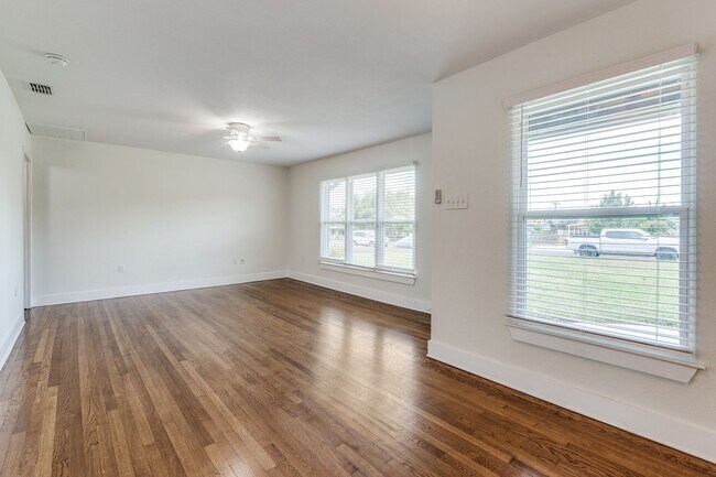 Building Photo - Charming 2-Bedroom Home with Updated Kitch...