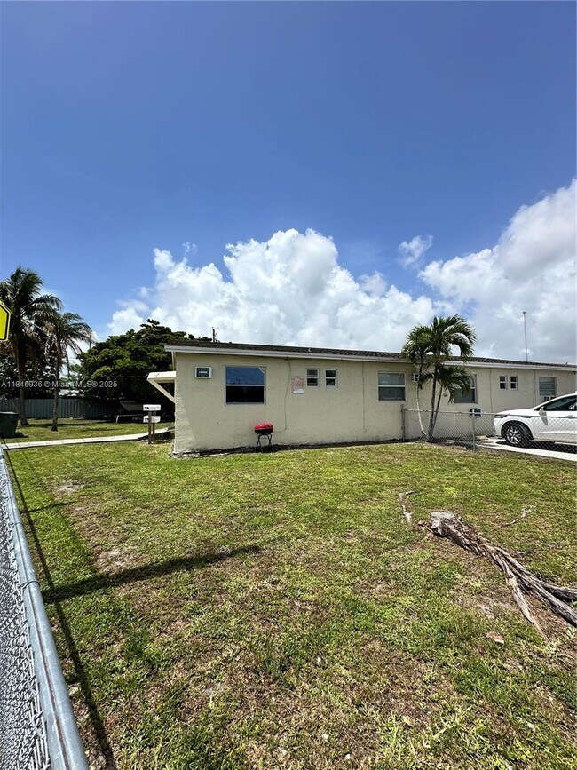 Building Photo - 912 NW 9th Ave