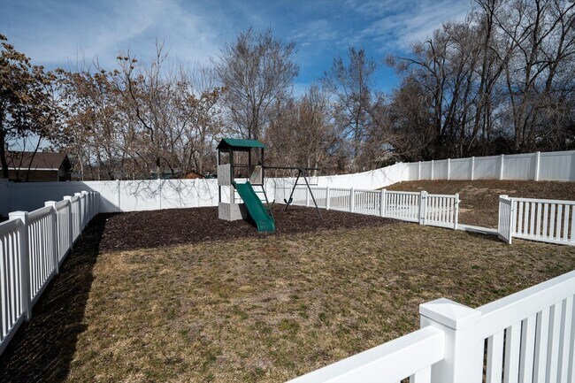 Building Photo - 721 E Zekes Ct