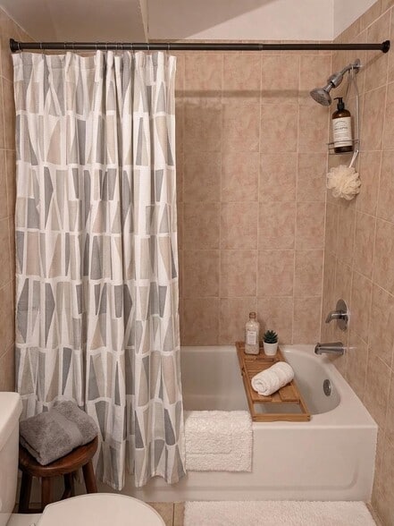 Bathroom - 100 Hague St