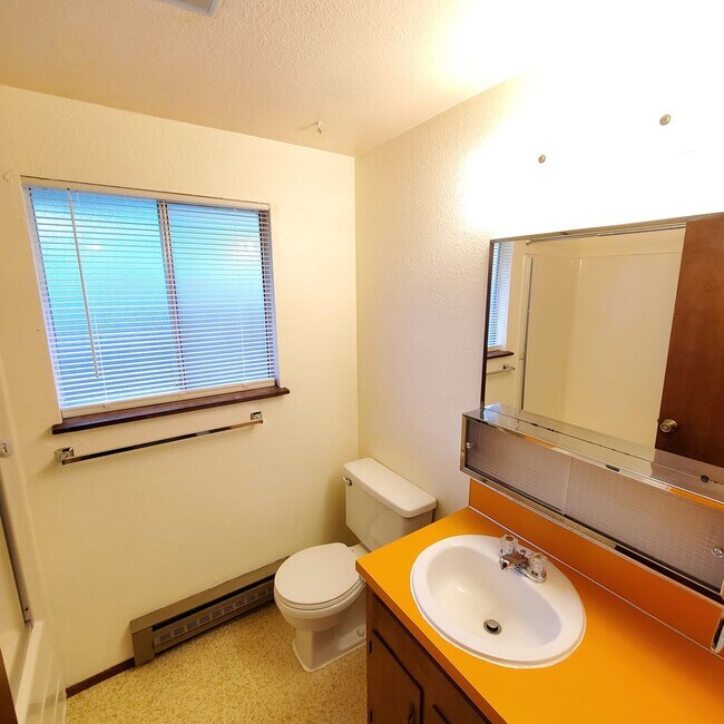 Building Photo - Madrona Way Duplex