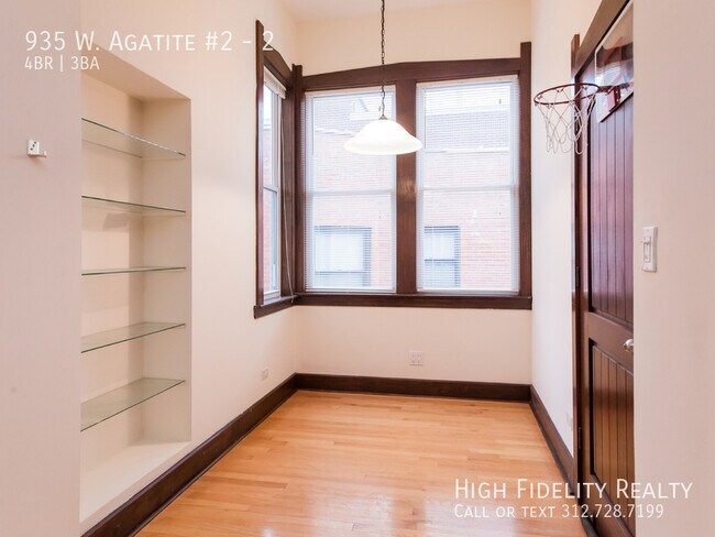 Building Photo - 935 W Agatite Ave