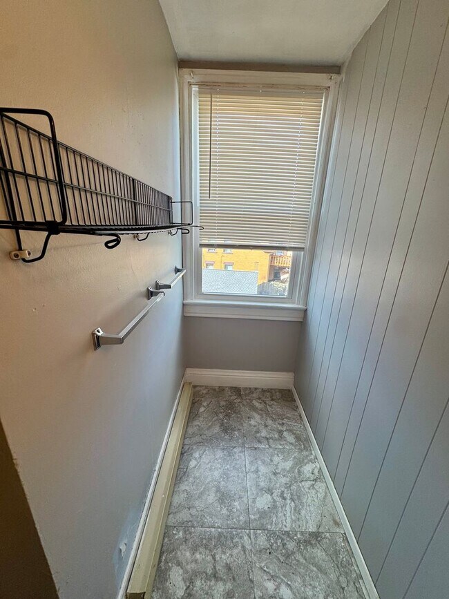 Building Photo - 4451 Highridge St