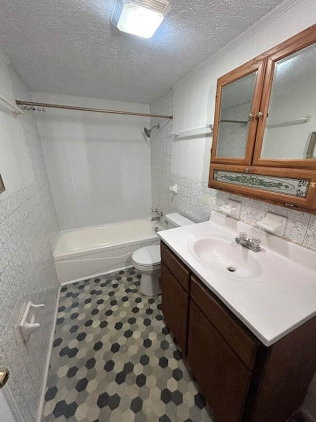 Building Photo - 3-Bedroom, 1-Bath House