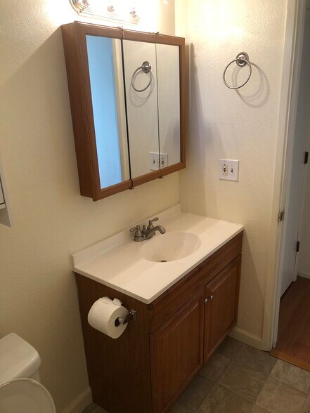 Building Photo - 2104 rosamond ave shasta lake apt 2