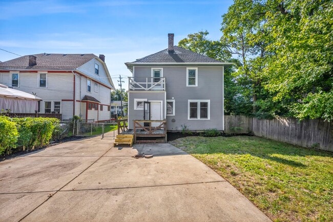 Building Photo - Stunning 6 Bedroom in the heart of Cleveland