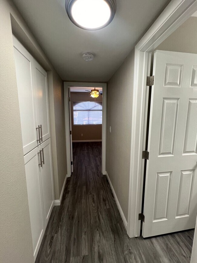 Building Photo - Newly Renovated Enclaves Condo!