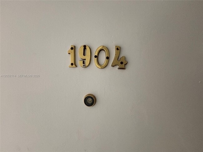 Building Photo - 999 Brickell Bay Dr