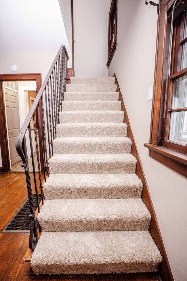 Building Photo - Three bedroom one bath home available for rent located in Library Disctrict West Toledo!