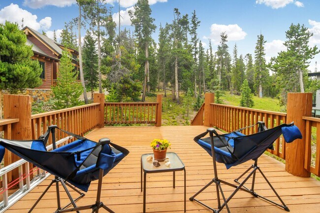 Building Photo - Year lease! Garage! Beautiful views! Great Decks!