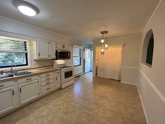 Building Photo - Kenilworth - Adorable 2 Bedroom House