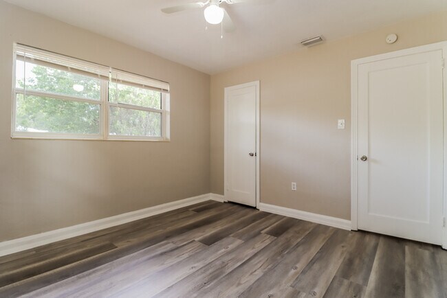 Building Photo - 2145 25th Ave N