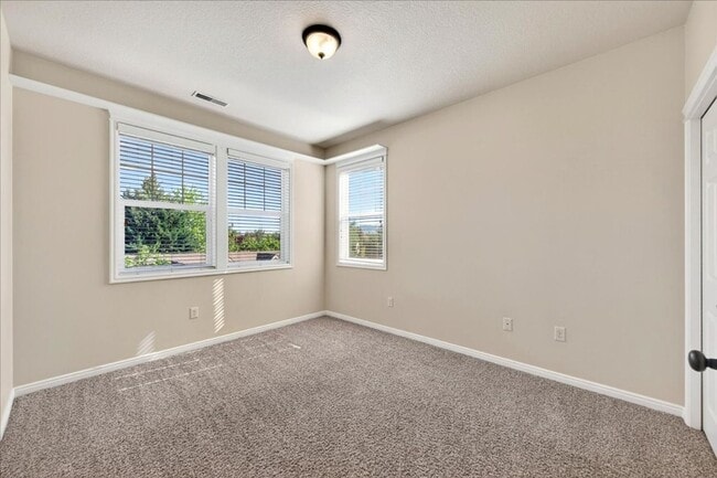 Building Photo - Stylish Multi-Level Condo in West Boise