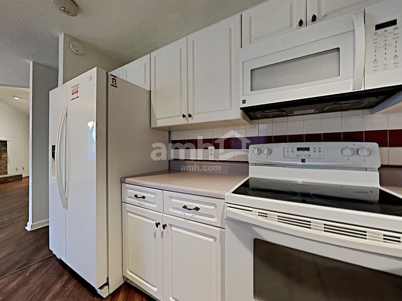 Building Photo - 3705 Stoneridge Dr