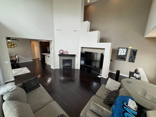 Building Photo - Spacious 2-Bedroom, 2-Bath Modern Home Loc...