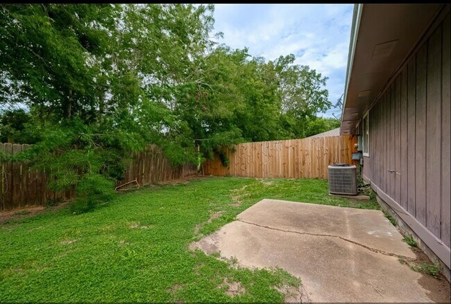 Building Photo - 12005 Tambourine Dr