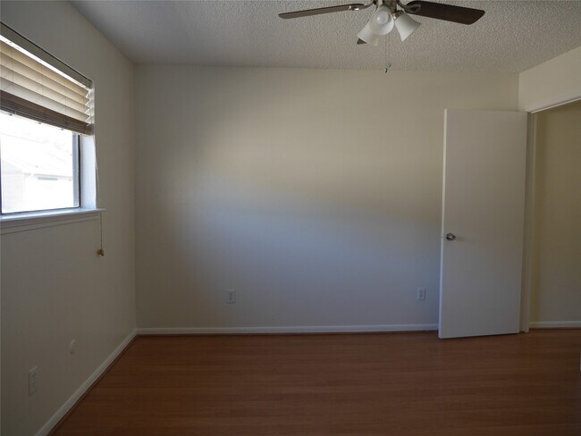 Building Photo - 13840 Hollowgreen Dr