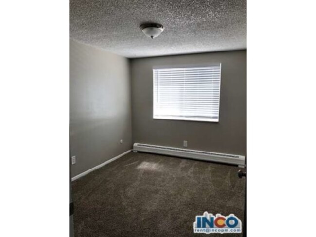 Building Photo - Convenient location! 2 bed 1 bath Apartmen...