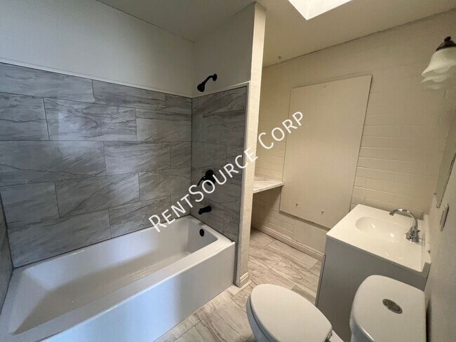 Building Photo - 808 Arville Ave