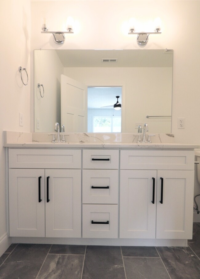 Building Photo - 128 Independence Ln