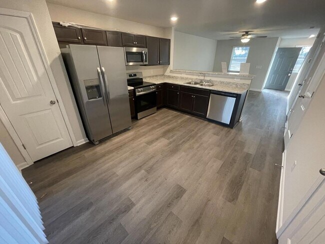 Building Photo - 1022 Peony Ln