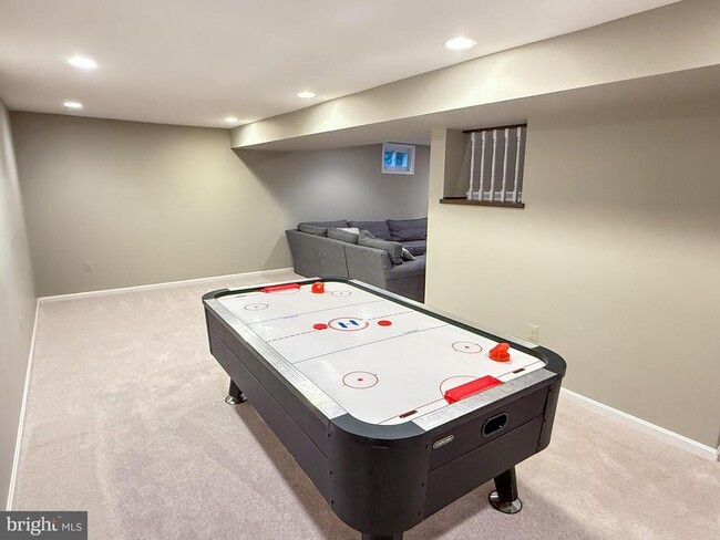 Building Photo - 15292 Surrey House Way