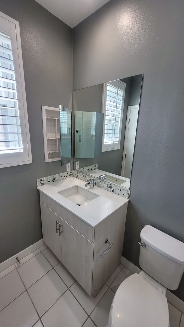 Building Photo - Available! Modern Tri-Level Smart Townhome – Montebello South 1/2 Months FREE