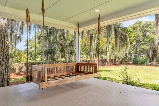 Building Photo - Gorgeous Waterfront Home on Isle of Hope