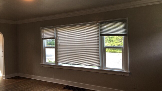 Building Photo - PRELEASE:  Huge 5 bdrm/2 bath near WWU