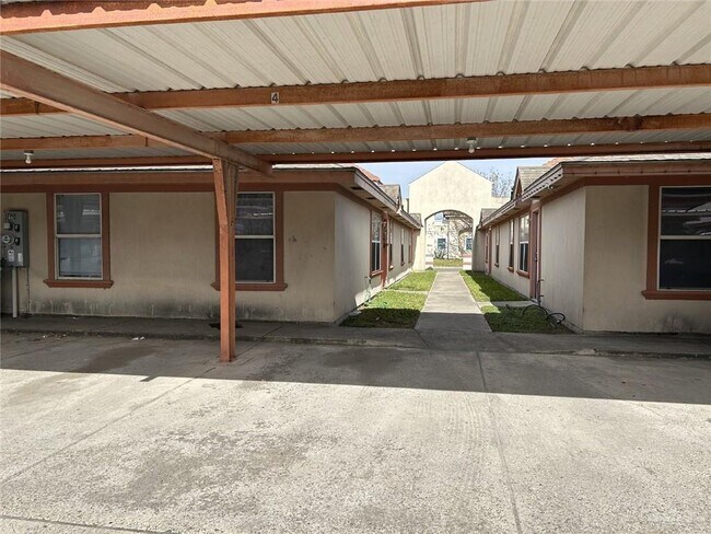 Building Photo - 11 West Dr