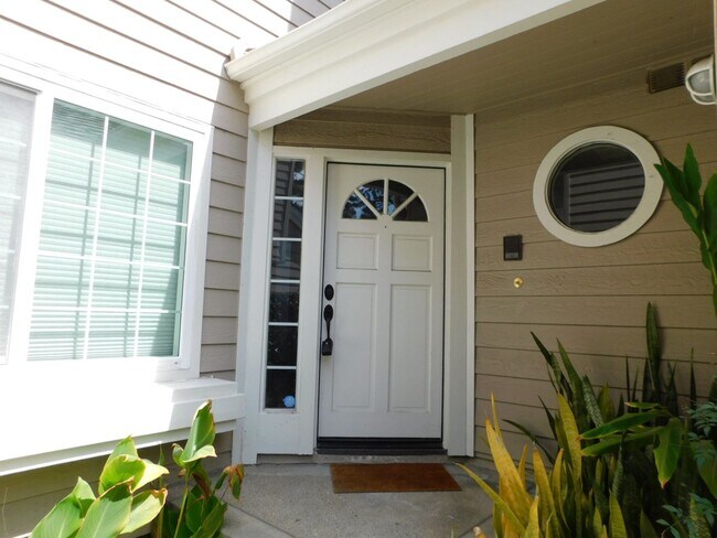 Building Photo - Gated Lake community 2 bed, 2.5 bath home.