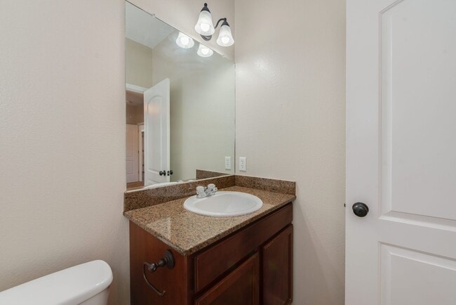 Building Photo - 3 Bed + 3 Bath - Spacious Duplex