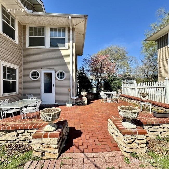 Building Photo - 411 W 60th Terrace