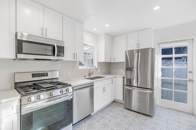 Building Photo - 12334 Moorpark St