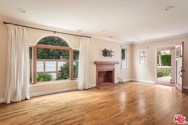 Building Photo - 1134 N Poinsettia Pl