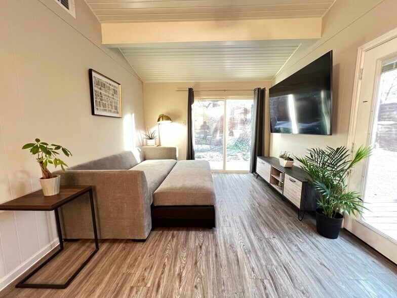 Building Photo - 211 Lessin Ln