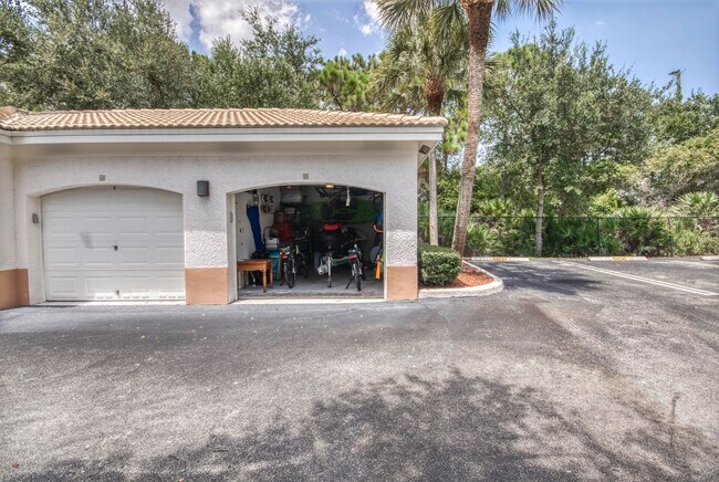 Building Photo - 1305 Myrtlewood Cir E