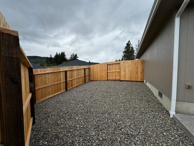 Building Photo - Green Area 3 Bedroom 2 Bath Duplex with Ga...