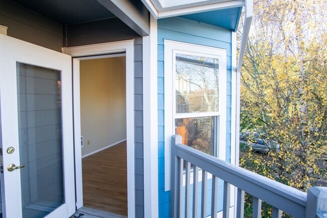 Building Photo - Top Floor 2/2 w/Condo Finishes + Vaulted Ceilings!!