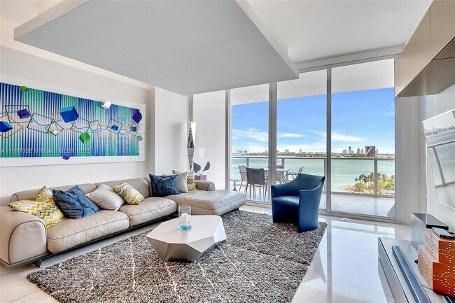 Building Photo - 2020 N Bayshore Dr