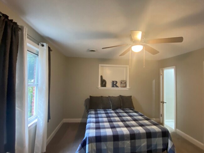 Building Photo - 6425 Sedgefield Dr