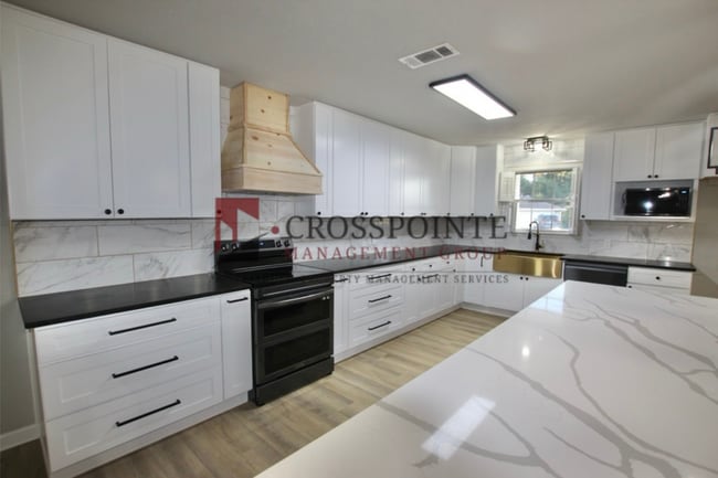Building Photo - Recently remodeled South Tyler Home with Mother in Law Suite