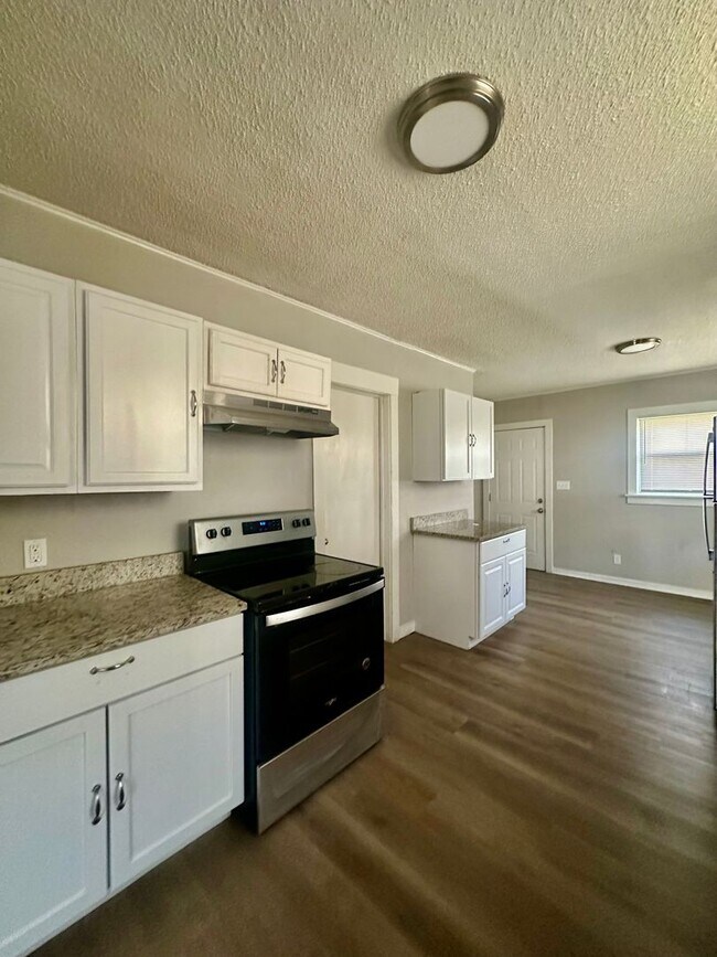 Building Photo - Cute Midtown 3 Bedroom Home For Rent!