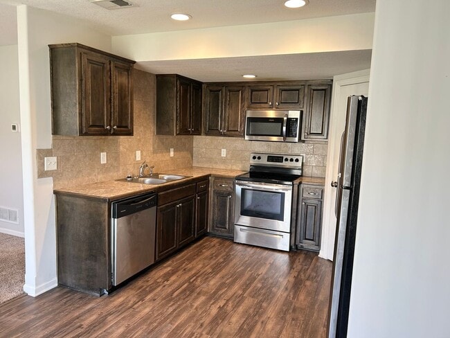 Building Photo - 3 Bed | 2.5 Bath | 2 Car Garage Townhome in Grain Valley