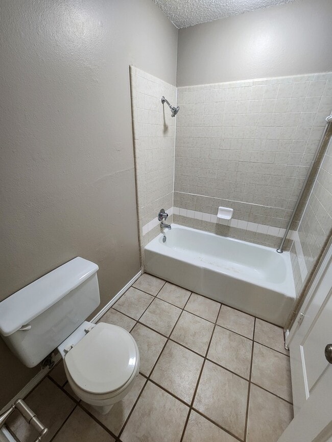 Building Photo - 2 bed 2 bath, 2 car garage